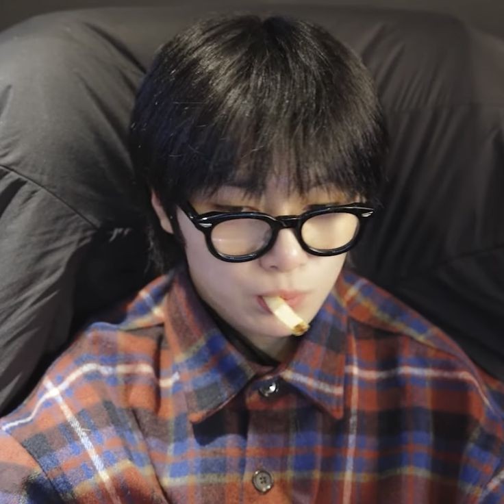 Cigura Içen Gamer Boy Jeongin 🚬